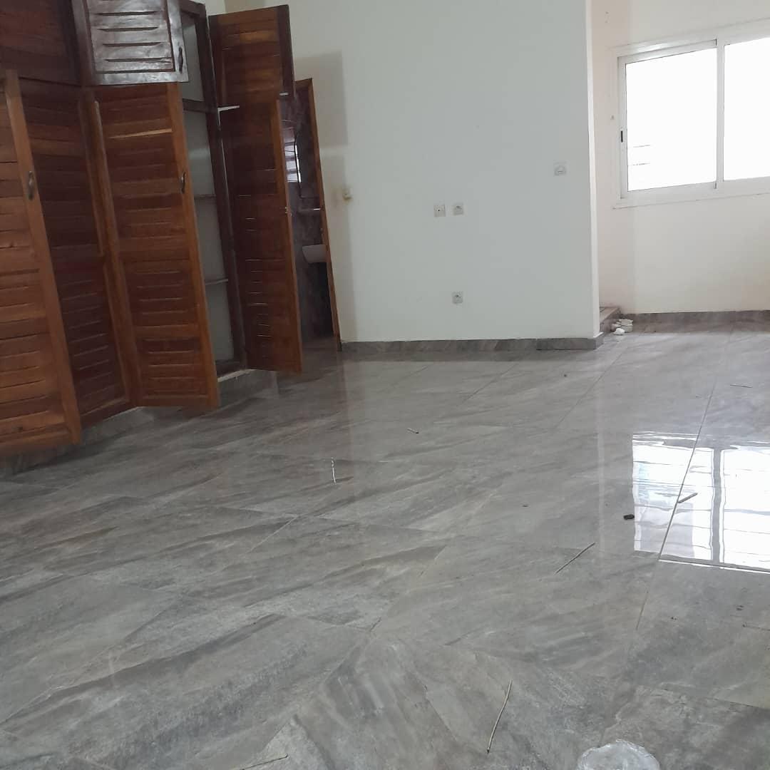 Location d'un Appartement de 3 pièce(s) à 250.000 FCFA : Abidjan-Cocody-Riviera (Saint viateur)