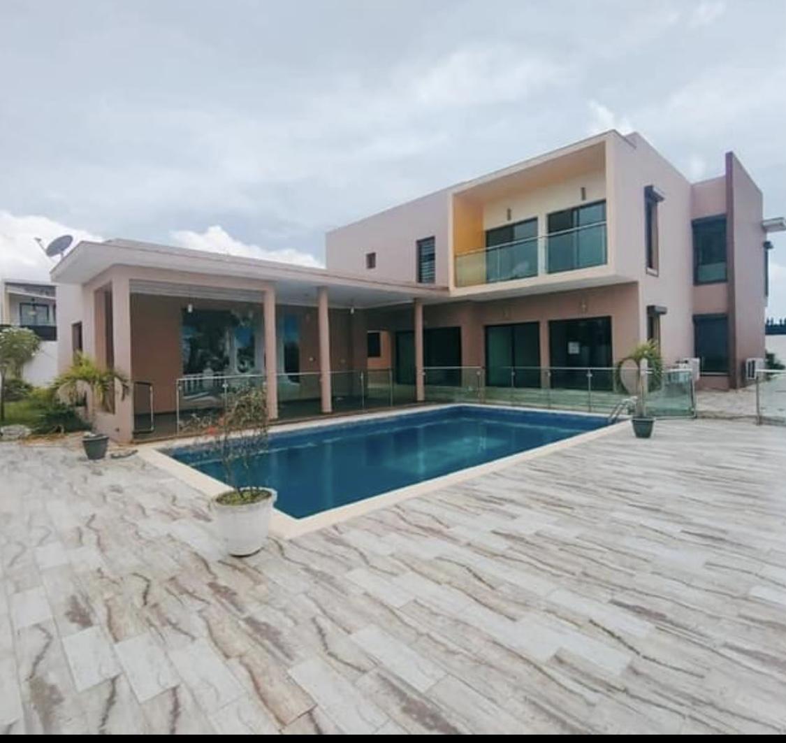 Location meublée d'une Maison / Villa de 7 pièce(s) à 1.200.000.000 FCFA : Abidjan-Cocody-Riviera (Riviera 4)