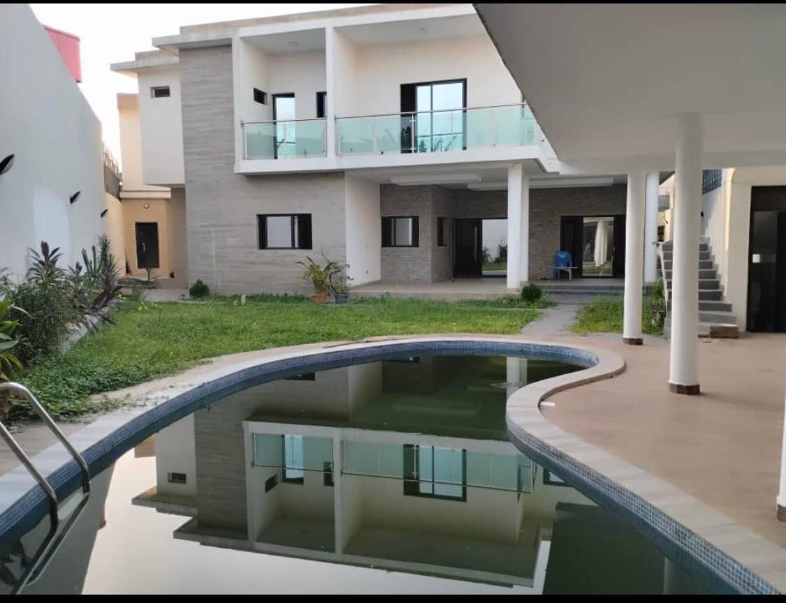 Vente d'une Maison / Villa de 12 pièce(s) à 800.000.000 FCFA : Abidjan-Cocody-Riviera (Cocody 4)