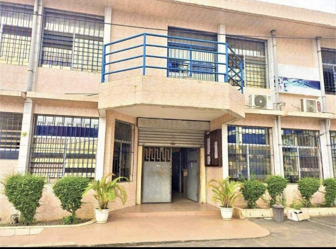 Vente d'un Atelier / Magasin à 12.500.000.000 FCFA  : Abidjan-Cocody-Riviera (MALL )