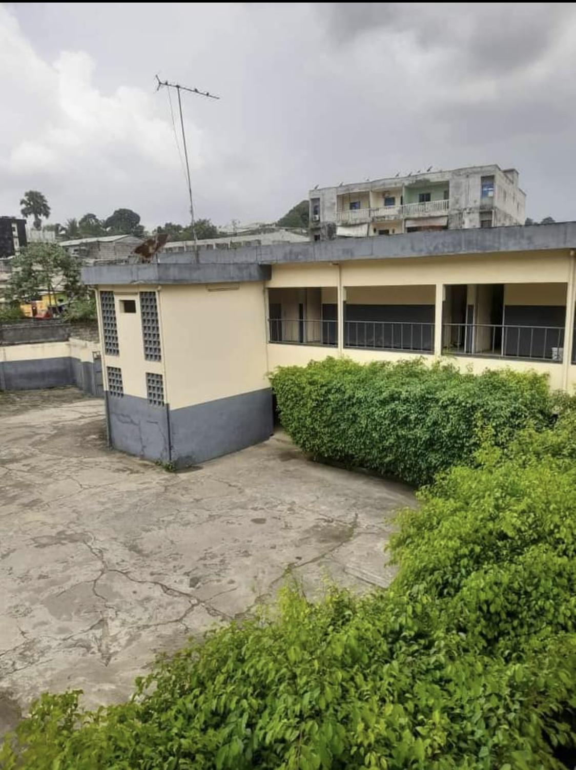 Vente d'une Maison / Villa de 8 pièce(s) à 28.000.000 FCFA : Abidjan-Cocody-2 Plateaux (Cocody )