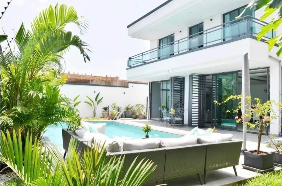 Location meublée d'une Maison / Villa : Abidjan-Cocody-Riviera (Mbadon)