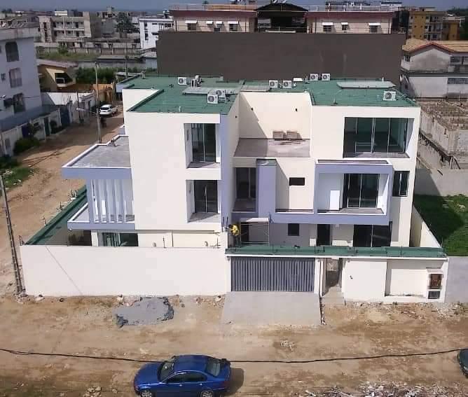 Vente d'une Maison / Villa de 9 pièce(s) à 240.000.000 FCFA : Abidjan-Cocody-Angré (Cocody chu )
