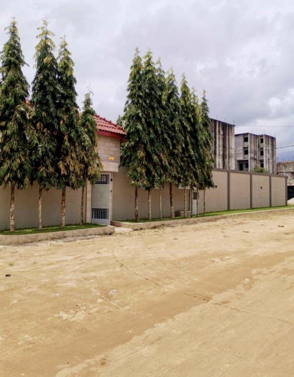 Vente d'une Maison / Villa de 8 pièce(s) à 550.000.000 FCFA : Abidjan-Cocody-Angré (Angre chu )