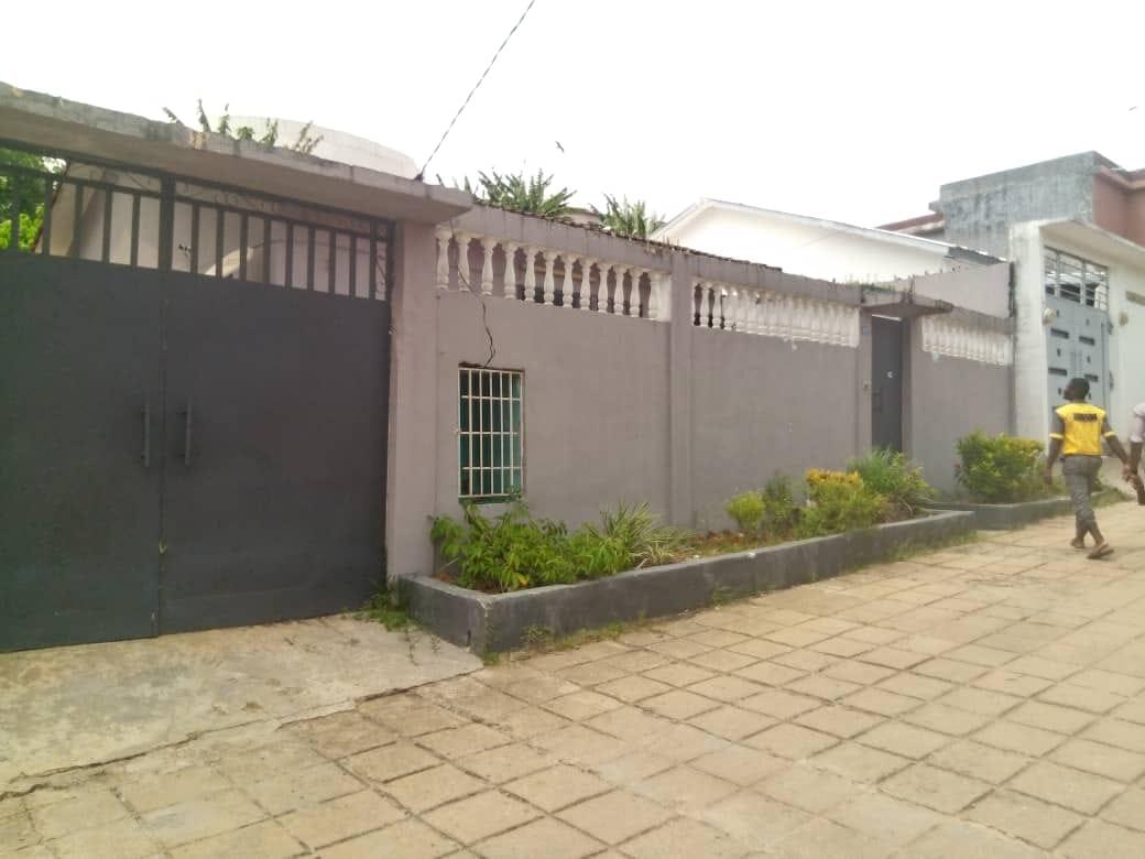 Vente d'une Maison / Villa : Abidjan-Cocody-Riviera (FEH KESSE)
