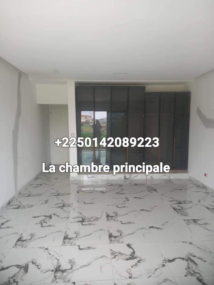 Vente d'une Maison / Villa de 7 pièce(s) : Abidjan-Cocody-Angré (Angré nouveau chu )