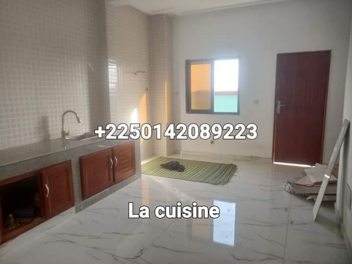 Vente d'une Maison / Villa de 7 pièce(s) à 450.000.000 FCFA : Abidjan-Cocody-Angré (Angré 8 ème tranche tranche tranche )