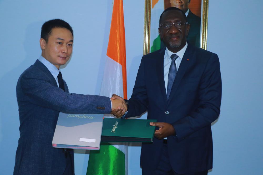 Fabrication de carreaux made in Côte d’Ivoire : le Ministre Souleymane Diarrassouba signe une convention avec KEDA CERAMICS.