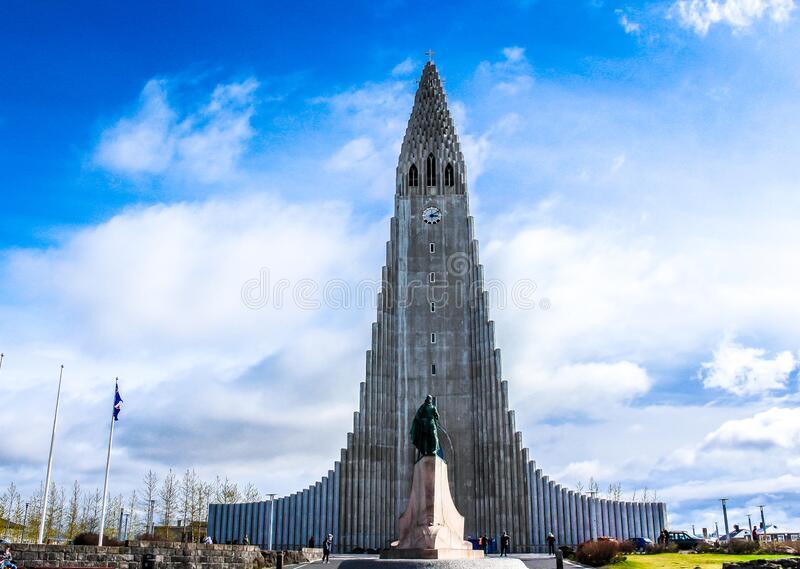 Islande : Lâ€™Ã©glise dâ€™Halligrum ,Une Ã©glise sobre et impressionnante.