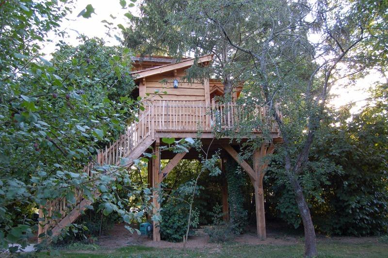 Maison perchÃ©e de la vallÃ©e de Javot : une maison dans l'arbre pour dormir sous les Ã©toiles.