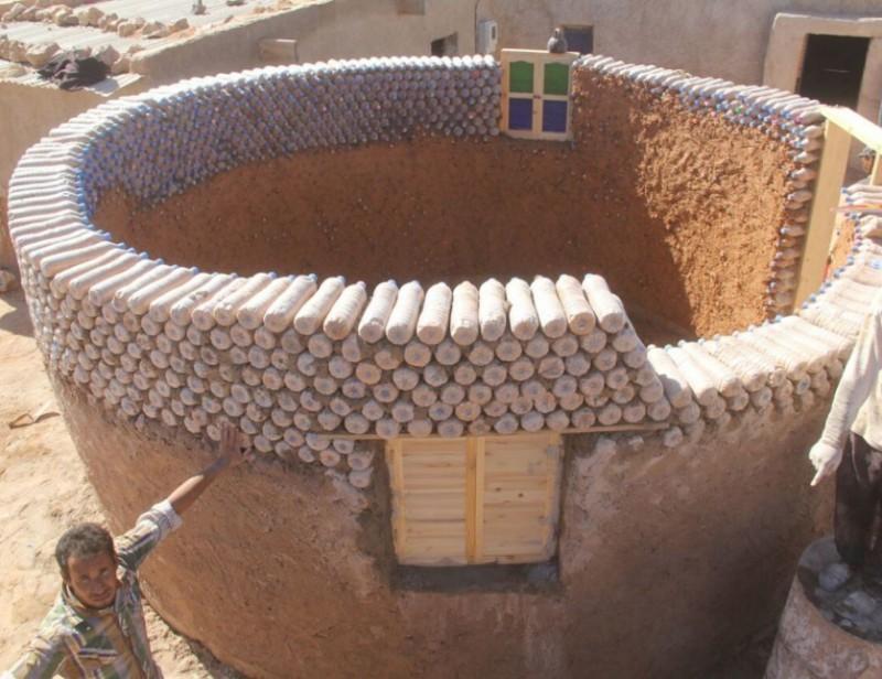 Un jeune réfugié a construit des maisons à partir de bouteilles plastique dans le sud du Sahara.