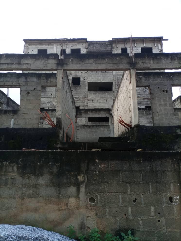 Vente d'un Immeuble : Abidjan-Cocody-Angré (Dokoui mahou)