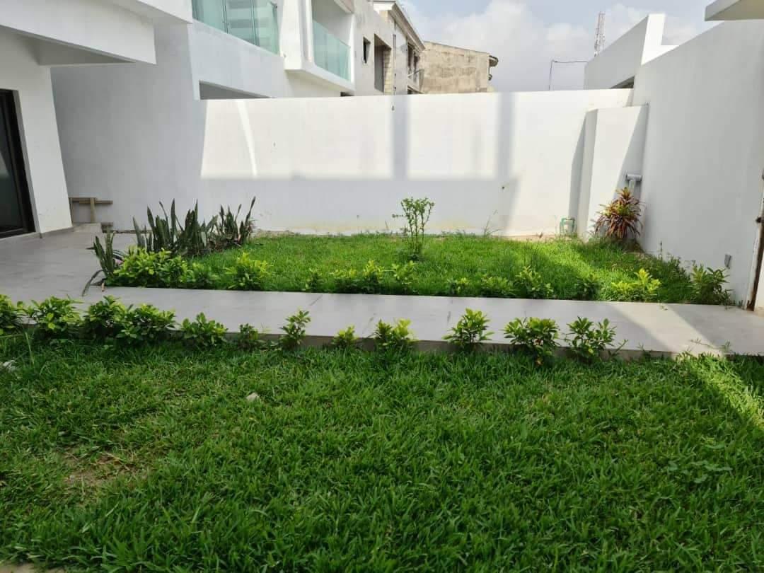 Vente d'une Maison / Villa : Abidjan-Cocody-Riviera (Abatta)