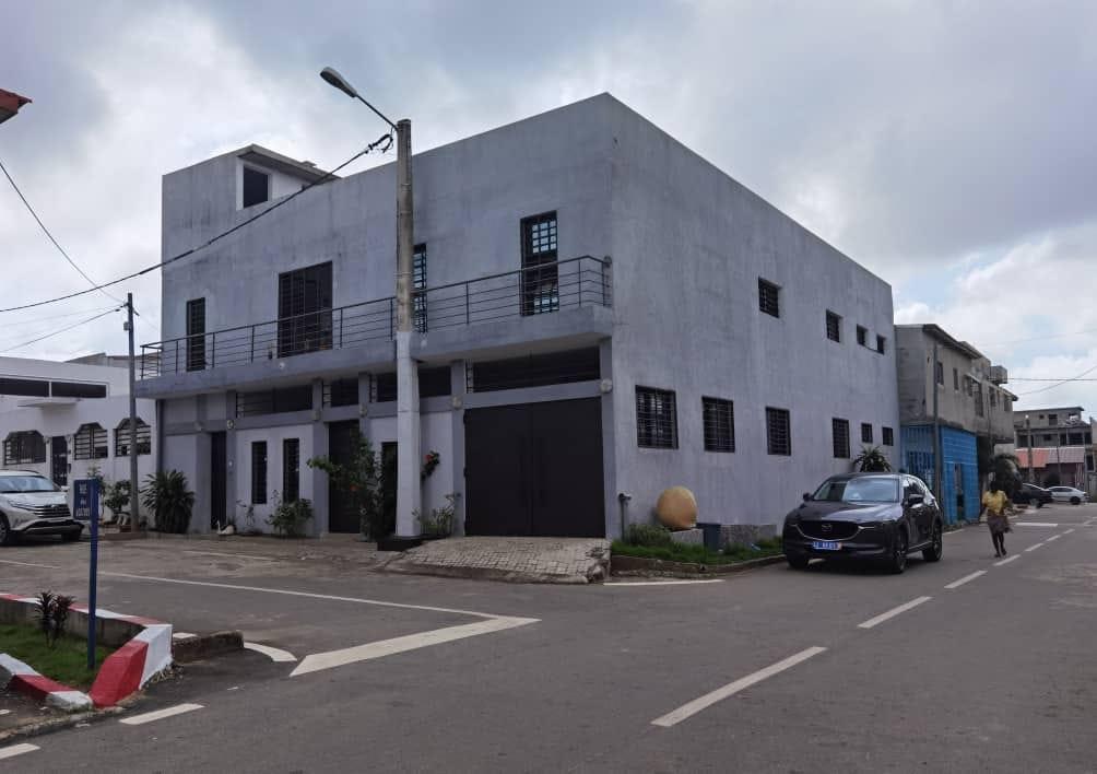 Vente d'un Immeuble : Abidjan-Cocody-Angré (cité oribat don melo)