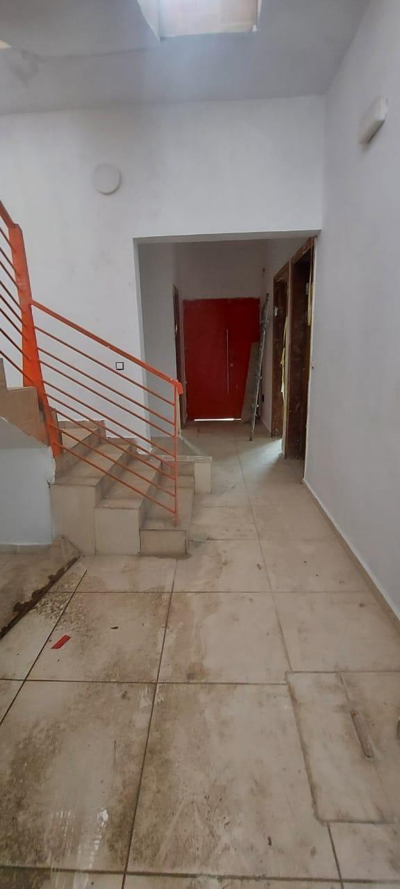 Location meublée d'une Maison / Villa : Abidjan-Cocody-Angré (Angré Nouveau CHU - En bordure de voie bitumée)