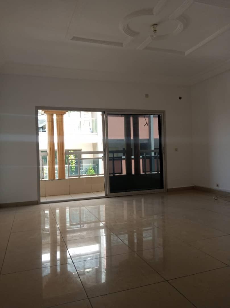 Location d'un Appartement : Abidjan-Cocody-Riviera (Palmeraie résidentielle)