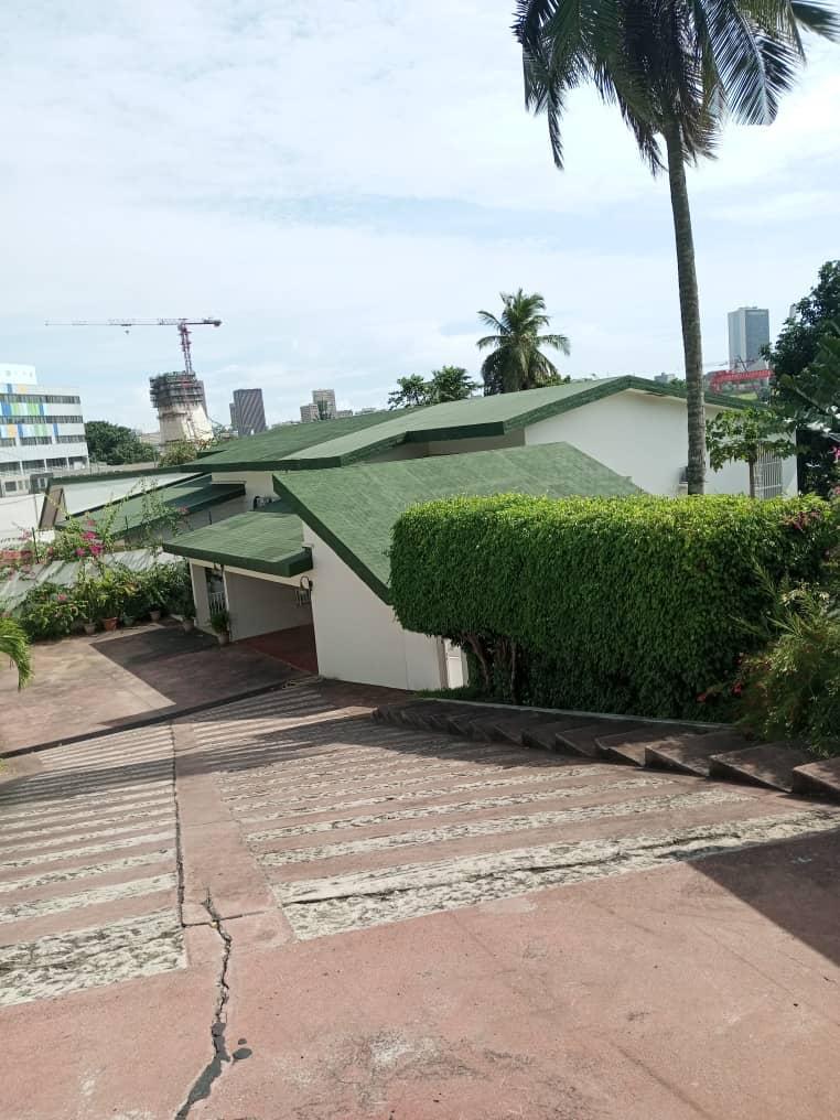 Location d'une Maison / Villa : Abidjan-Cocody centre (Danga)
