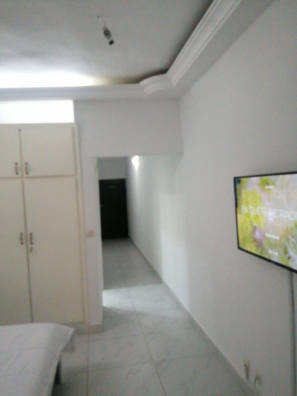 Location meublée d'un Studio : Abidjan-Cocody-Angré ()