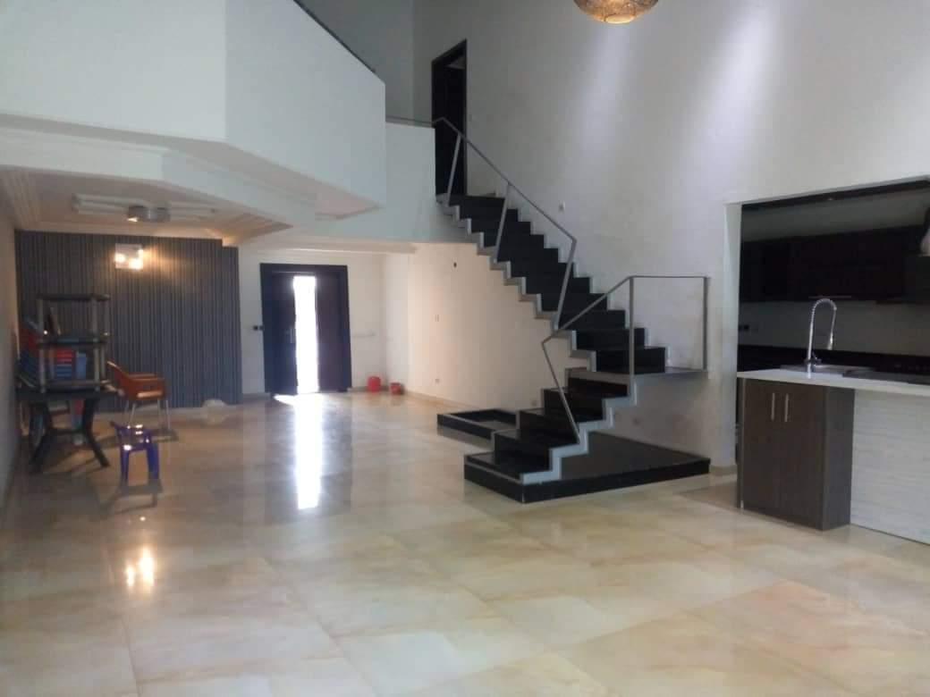 Location d'une Maison / Villa de 10 pièce(s) à 2.500.000 FCFA : Abidjan-Cocody-2 Plateaux (Vallon)
