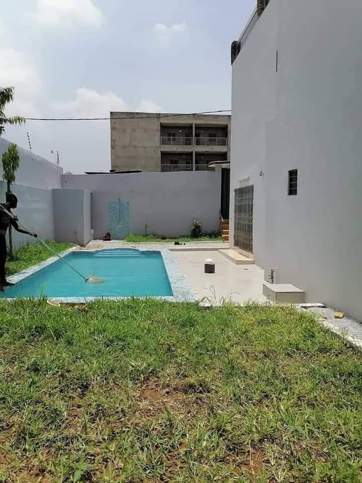 Location d'une Maison / Villa : Abidjan-Cocody-Riviera (Faya Jules Verne)