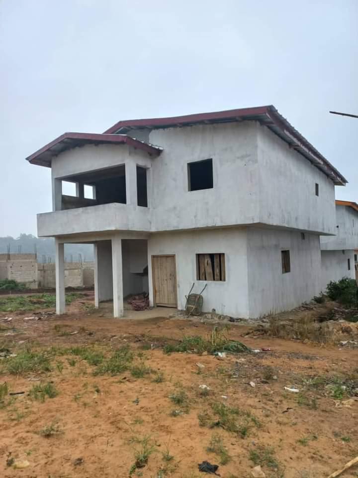 Vente d'une Maison / Villa de 4 pièce(s) à 25.000.000 FCFA : Abidjan-Cocody-Angré (Angré 10 ème tranche)