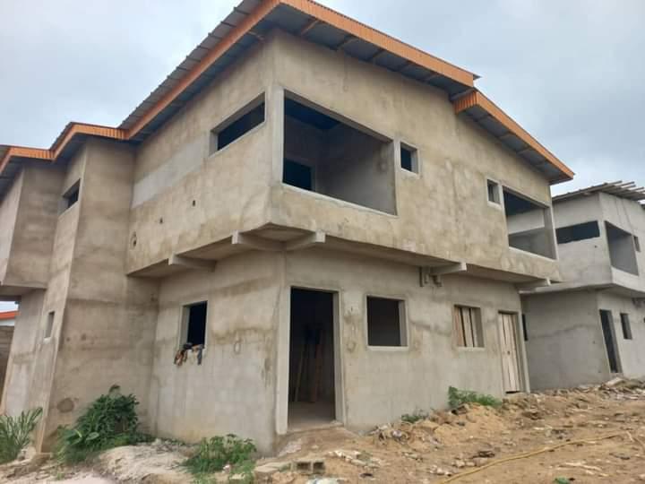 Vente d'une Maison / Villa de 4 pièce(s) à 25.000.000 FCFA : Abidjan-Cocody-Angré (Angré 10 ème tranche)