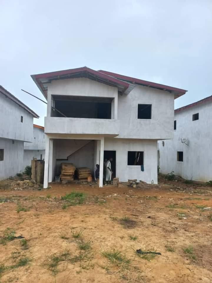 Vente d'une Maison / Villa de 5 pièce(s) à 30.000.000 FCFA : Abidjan-Cocody-Angré (Angré 10 ème tranche)