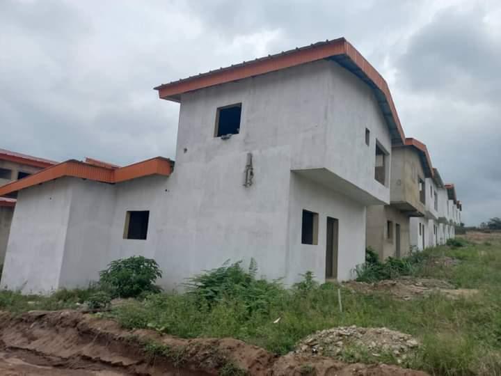 Vente d'une Maison / Villa de 5 pièce(s) à 30.000.000 FCFA : Abidjan-Cocody-Angré (Angré 10 ème tranche)