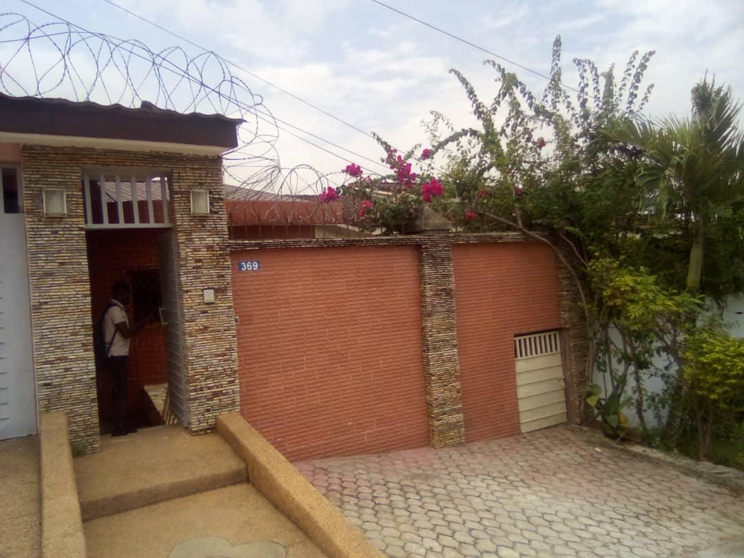 Location d'une Maison / Villa : Abidjan-Cocody-Angré ()