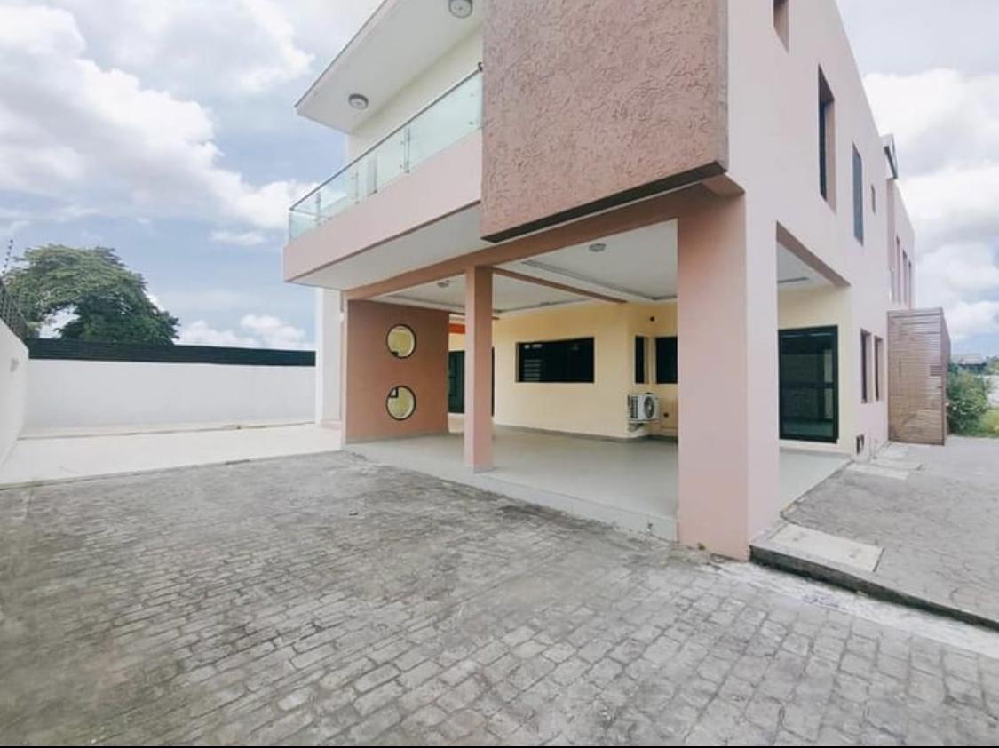 Location meublée d'une Maison / Villa de 7 pièce(s) à 1.200.000.000 FCFA : Abidjan-Cocody-Riviera (Riviera 4)