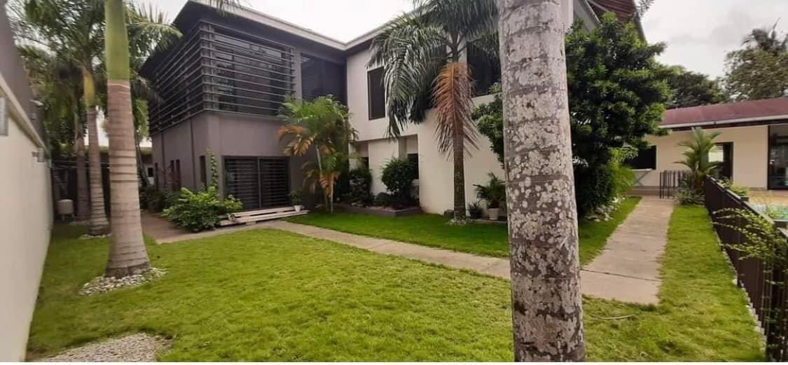 Vente d'une Maison / Villa de 8 pièce(s) à 120.000.000 FCFA : Abidjan-Cocody centre (Valon )