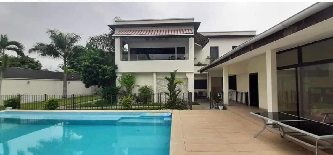 Vente d'une Maison / Villa de 8 pièce(s) à 120.000.000 FCFA : Abidjan-Cocody centre (Valon )