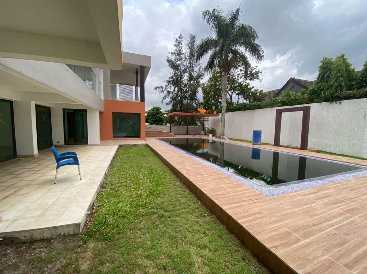 Vente d'une Maison / Villa de 9 pièce(s) à 170.000.000 FCFA : Abidjan-Cocody-Riviera (Rivera 3)