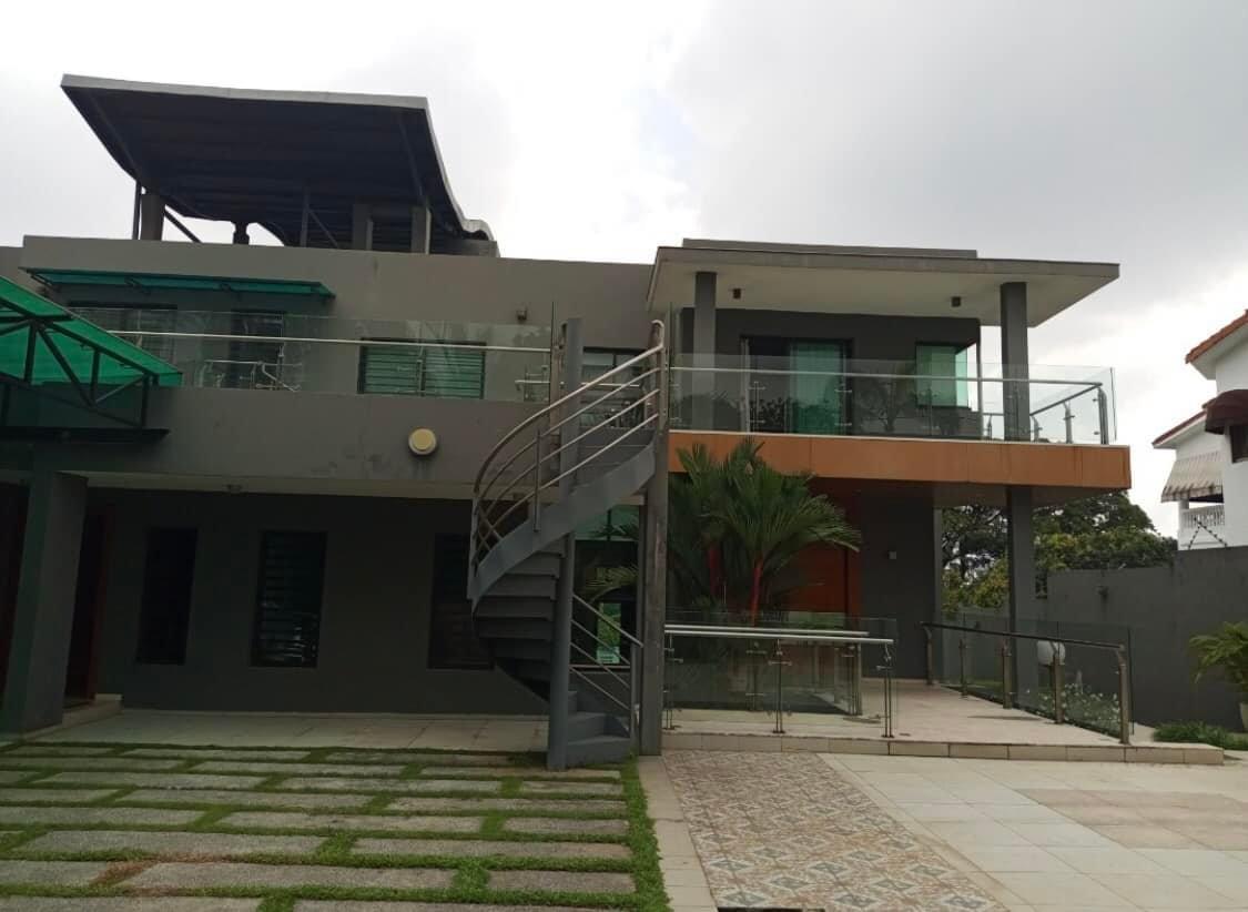 Vente d'une Maison / Villa de 12 pièce(s) à 1.900.000.000 FCFA : Abidjan-Cocody-2 Plateaux (2 p)