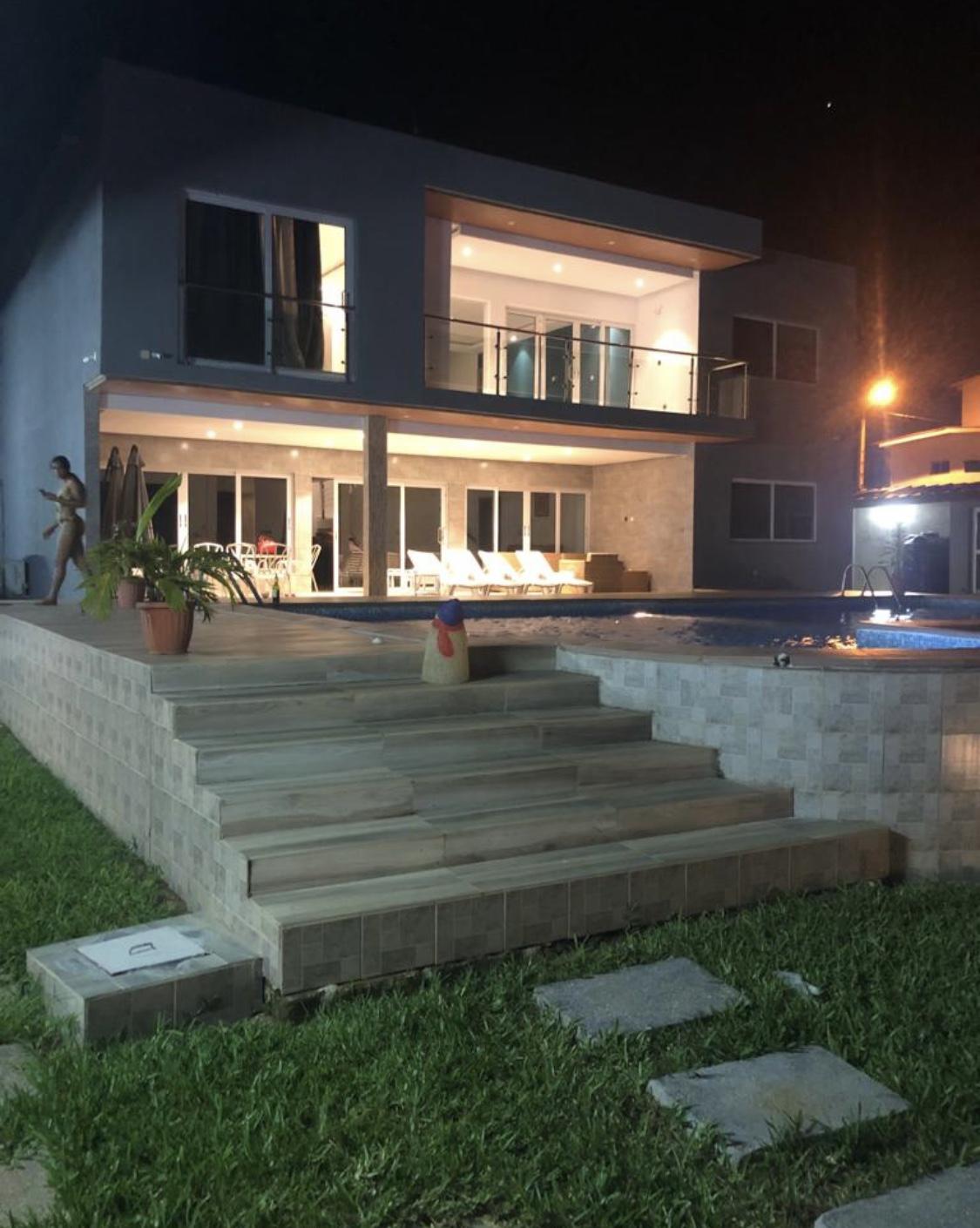 Vente d'une Maison / Villa de 8 pièce(s) à 1.200.000.000 FCFA : Abidjan-Bingerville (Bingerville )