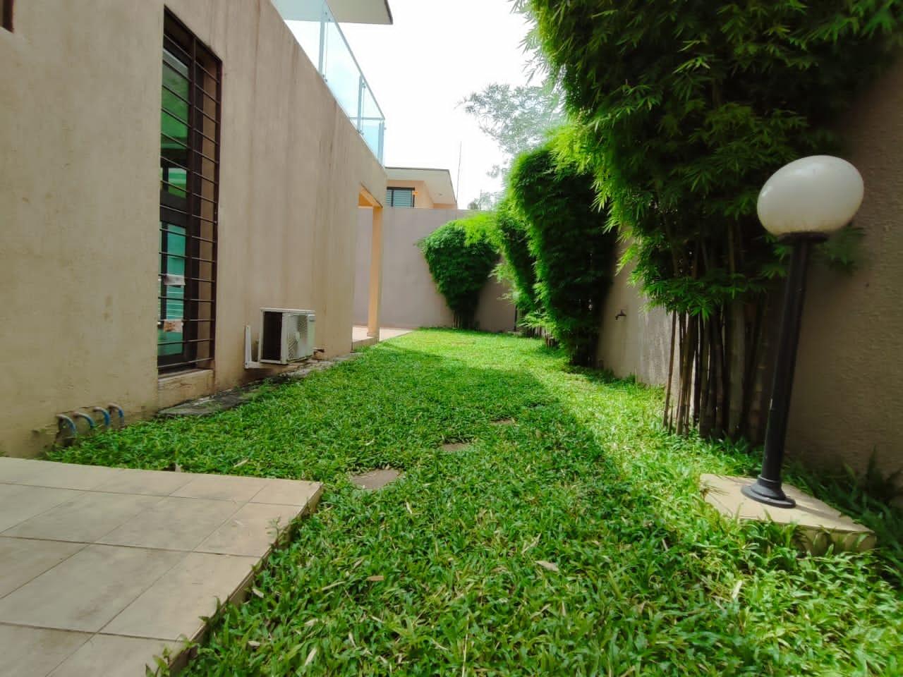 Location d'une Maison / Villa de 6 pièce(s) à 300.000.000 FCFA : Abidjan-Cocody-Riviera (Rivera 4)
