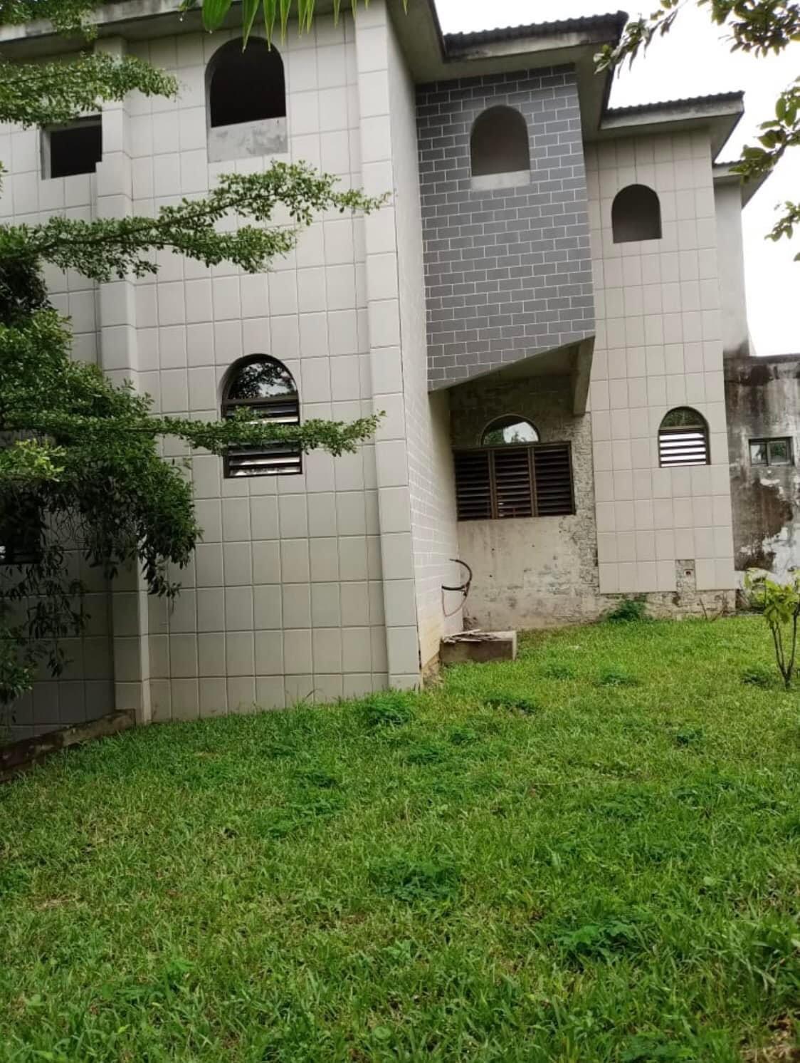 Vente d'une Maison / Villa de 20 pièce(s) à 100.000.000 FCFA : Abidjan-Cocody-Riviera (Golf )