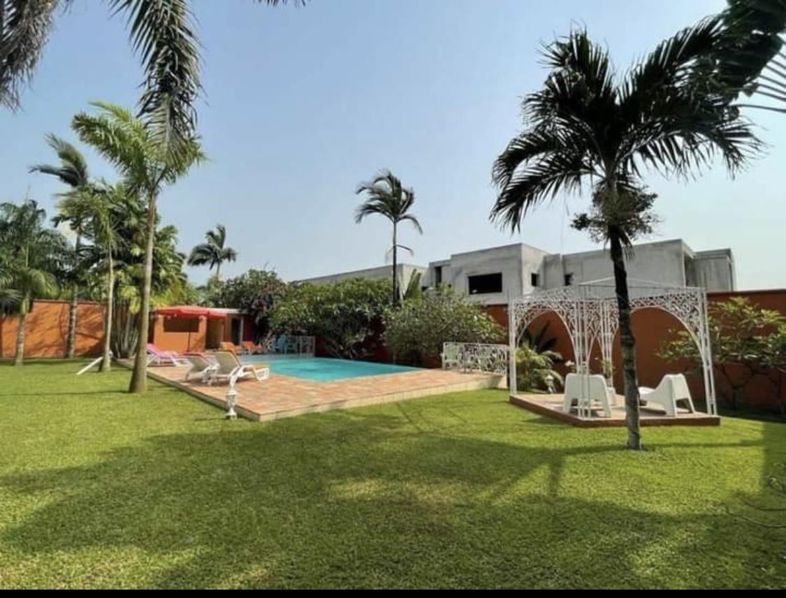 Vente d'une Maison / Villa de 12 pièce(s) à 1.800.000.000 FCFA : Abidjan-Cocody-Riviera (Rivera 4)