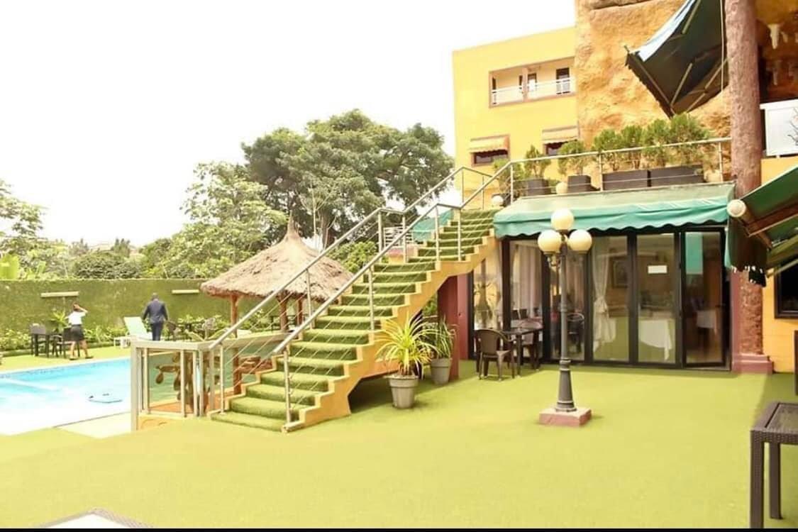 Vente d'une Maison / Villa de 41 pièce(s) à 26.000.000.000 FCFA : Abidjan-Cocody-2 Plateaux (Rivera 2)