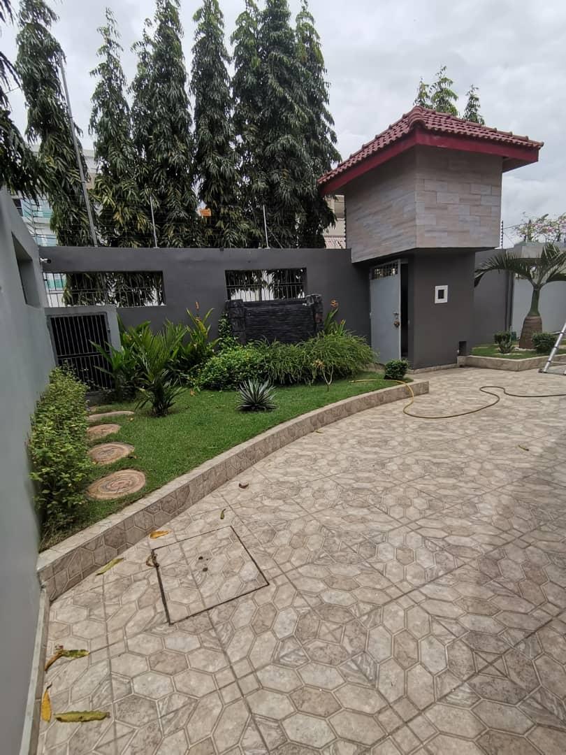 Vente d'une Maison / Villa de 7 pièce(s) à 600.000.000 FCFA : Abidjan-Cocody-Angré (Nouveau chu )