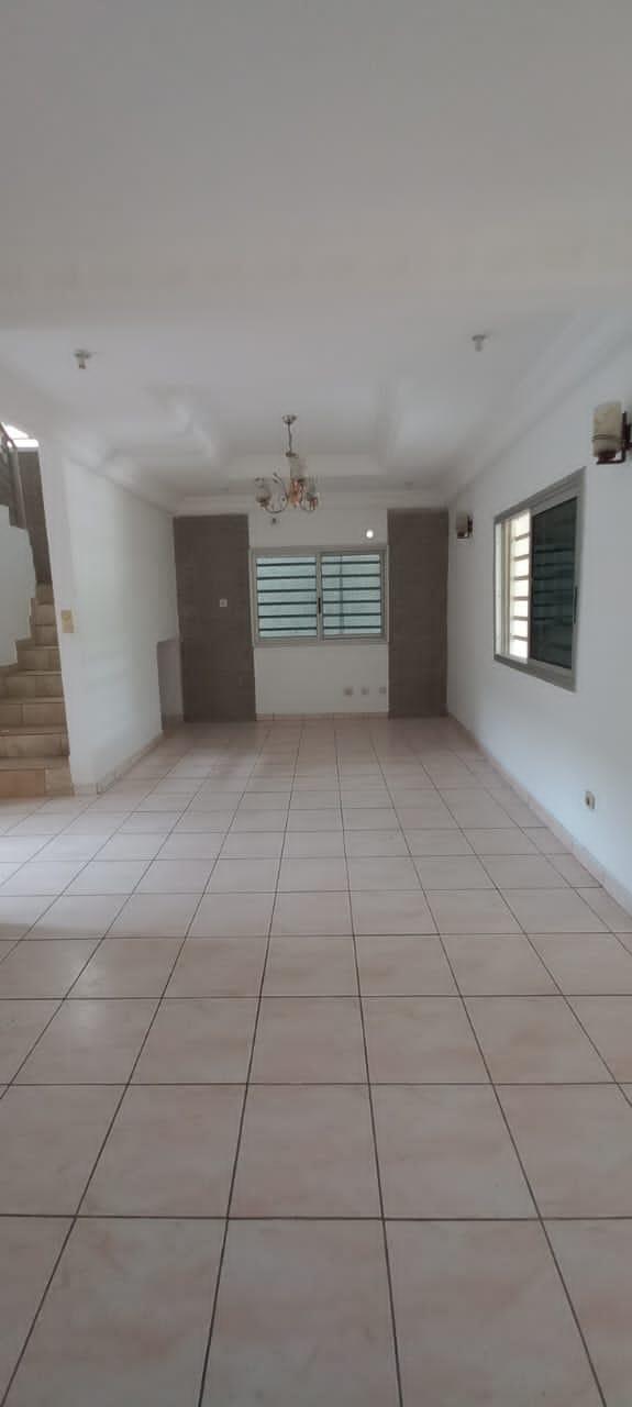Vente d'une Maison / Villa de 6 pièce(s) à 80.000.000 FCFA : Abidjan-Cocody-Riviera (Abatta citÃ© macat)