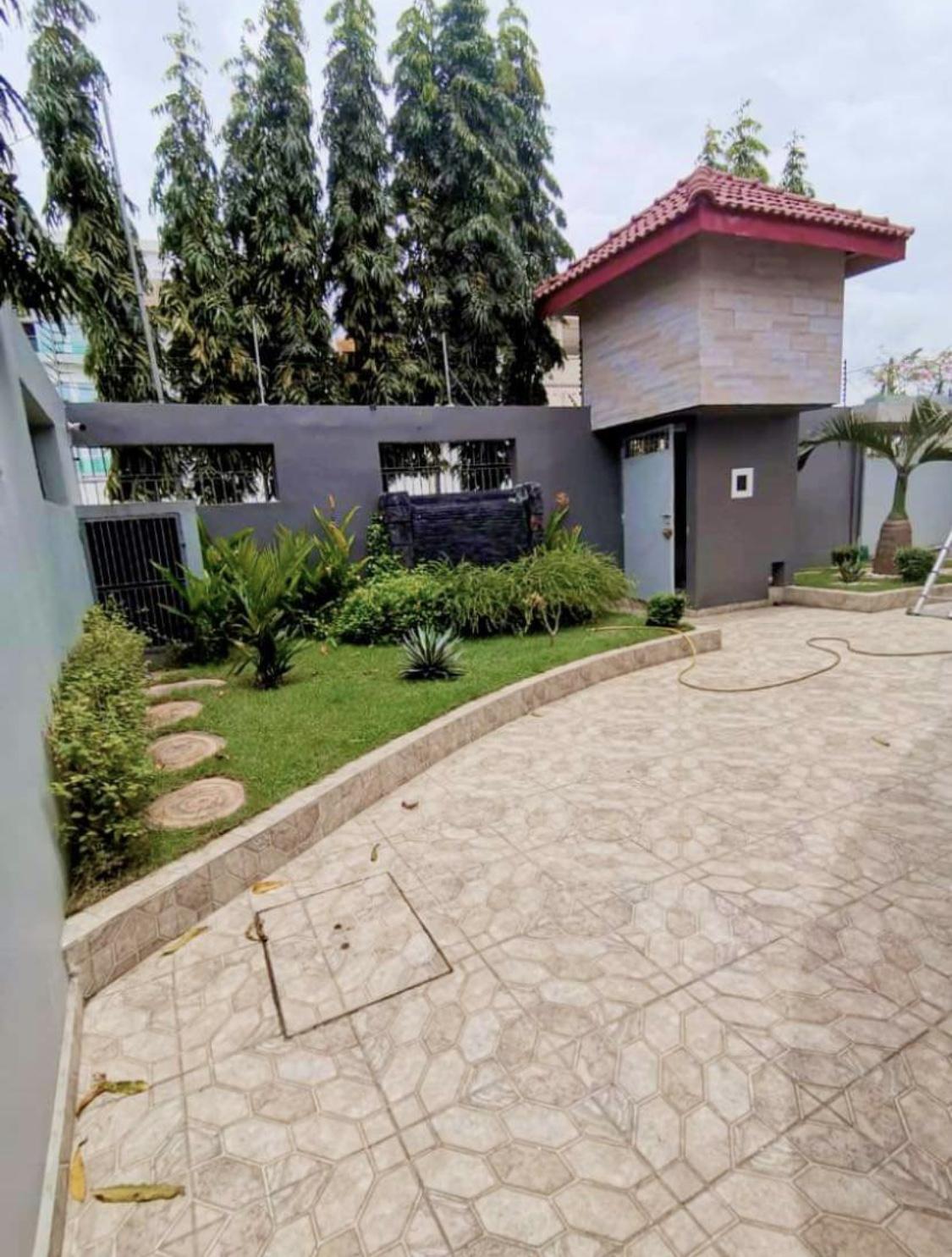 Vente d'une Maison / Villa de 8 pièce(s) à 600.000.000 FCFA : Abidjan-Cocody-Angré (Nouveau chu )