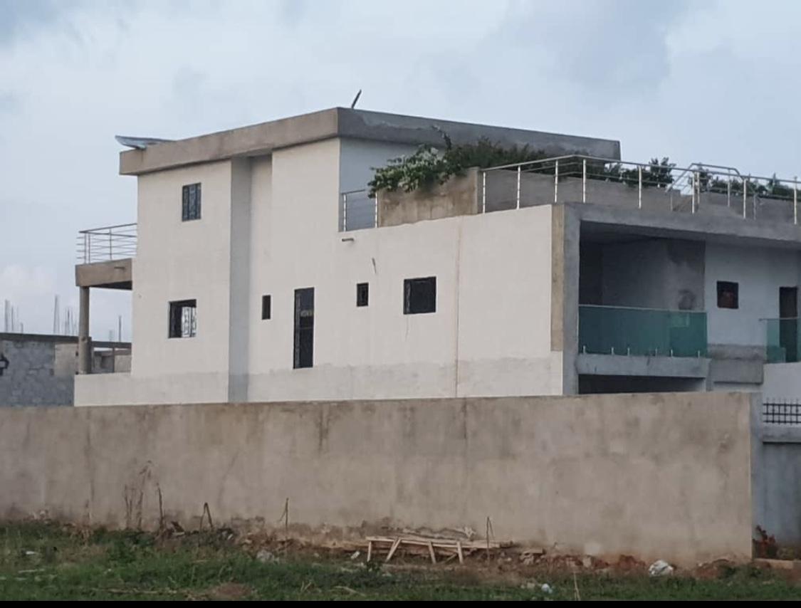 Vente d'une Maison / Villa de 7 pièce(s) à 150.000.000 FCFA : Yamoussoukro-Yamoussoukro (Zone )