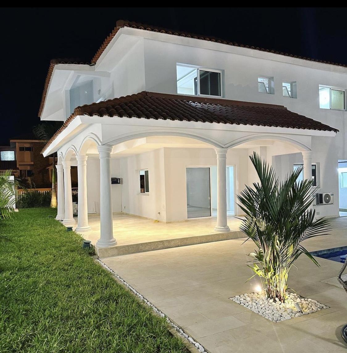 Vente d'une Maison / Villa de 8 pièce(s) à 650.000.000 FCFA : Abidjan-Cocody-Riviera (Mbadon)