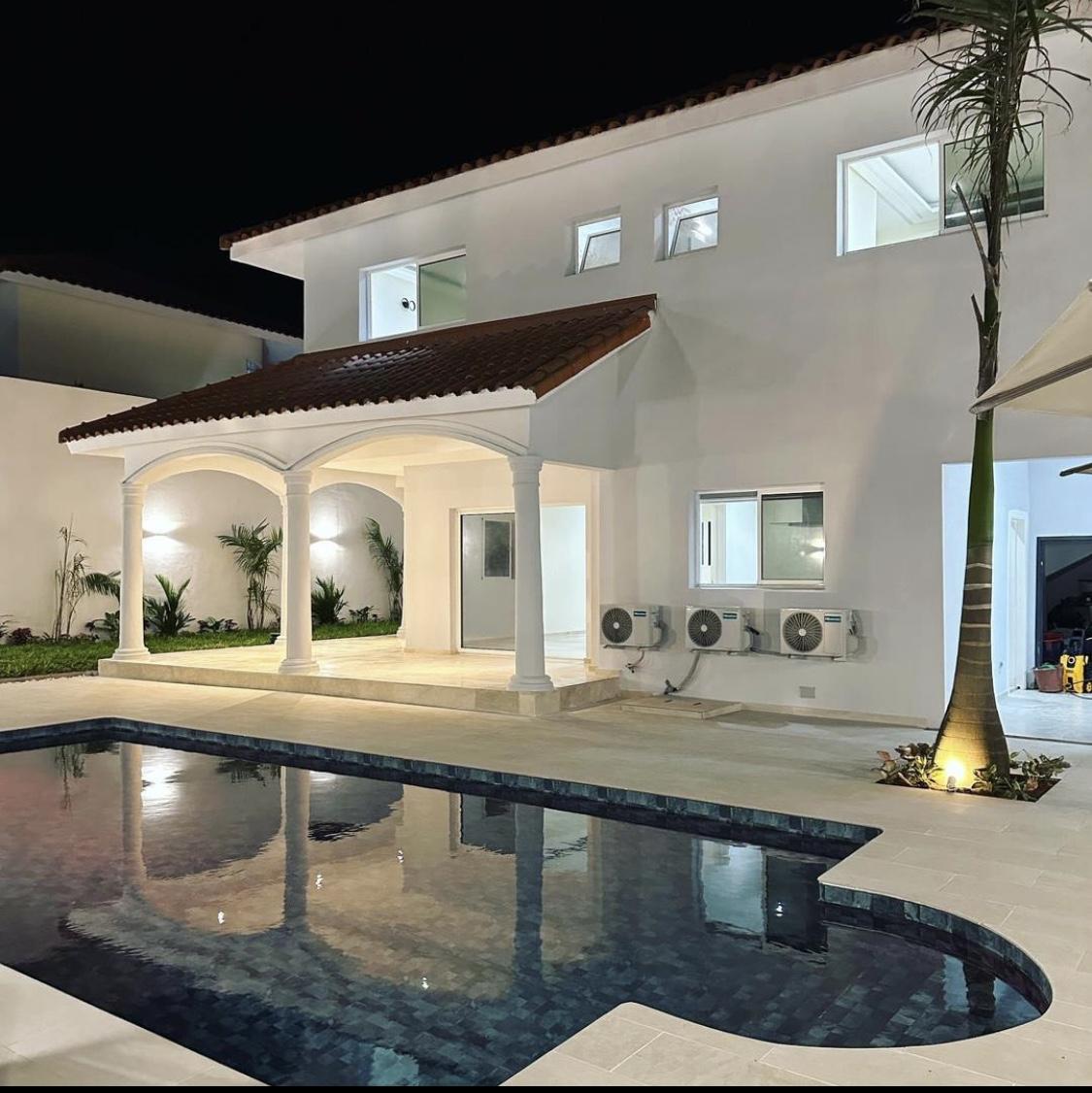 Vente d'une Maison / Villa de 8 pièce(s) à 650.000.000 FCFA : Abidjan-Cocody-Riviera (Mbadon)