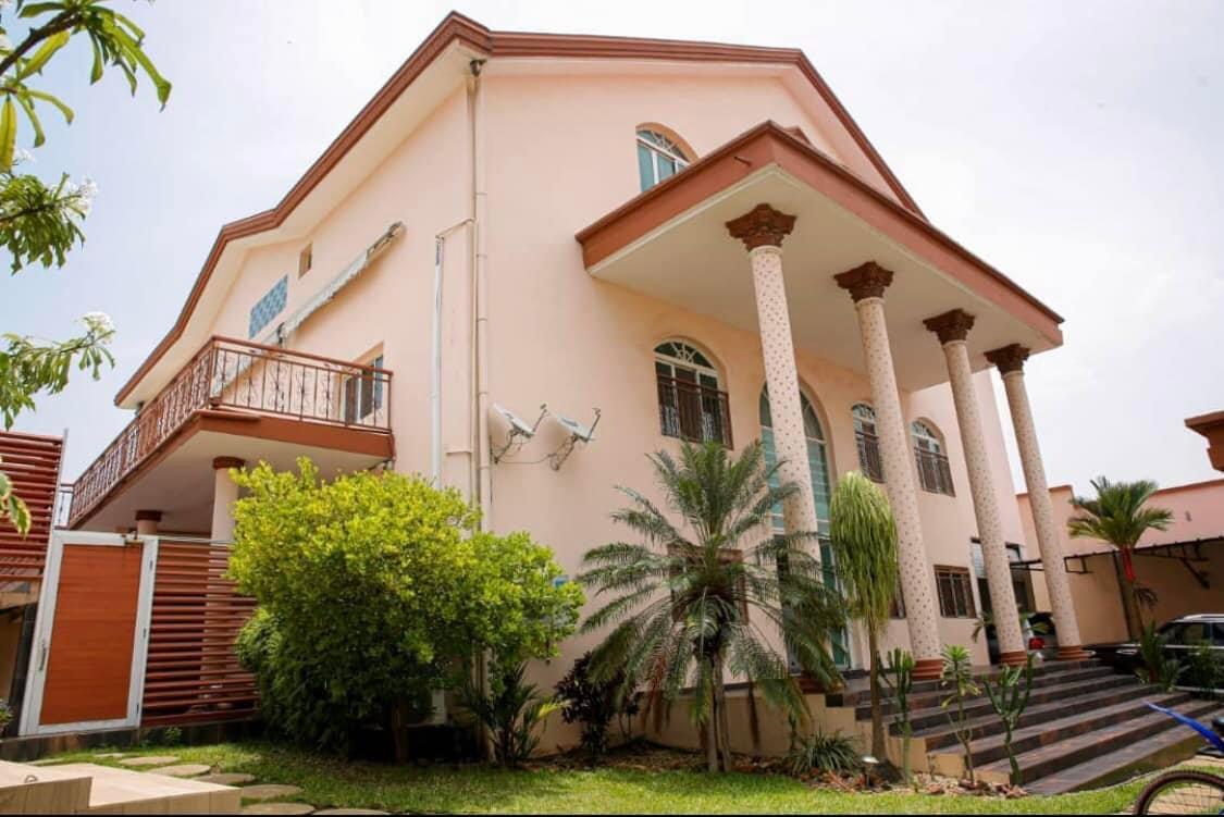 Vente d'une Maison / Villa de 15 pièce(s) à 1.800.000.000 FCFA : Abidjan-Cocody-Riviera (Rivera 4)