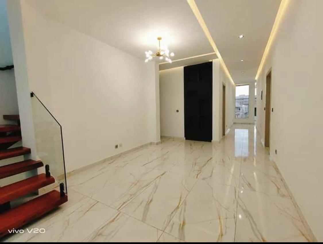 Vente d'une Maison / Villa de 7 pièce(s) à 250.000.000 FCFA : Abidjan-Cocody-Riviera (Abatta )