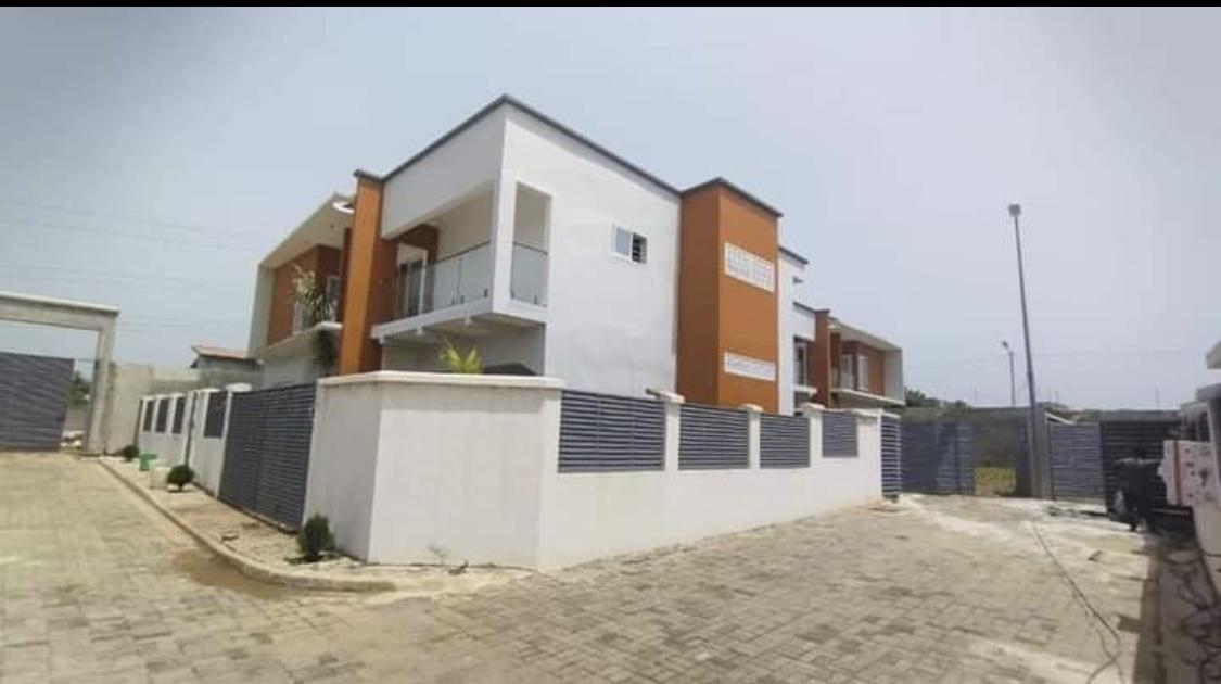 Vente d'une Maison / Villa de 23 pièce(s) à 85.000.000.000 FCFA : Abidjan-Cocody-Angré (Angre chu )