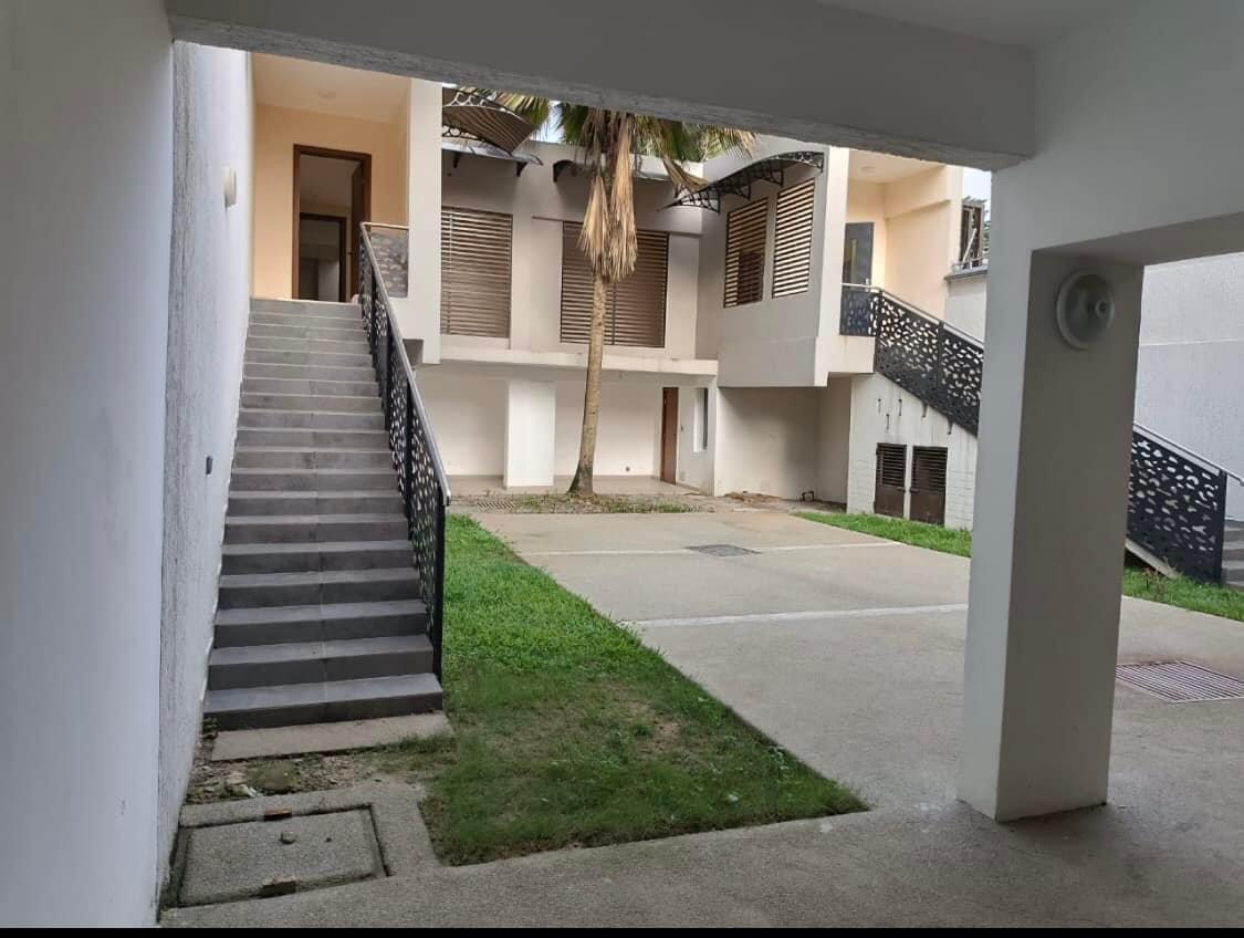 Vente d'une Maison / Villa de 9 pièce(s) à 18.000.000.000 FCFA : Abidjan-Cocody-Riviera (Rivera 3)