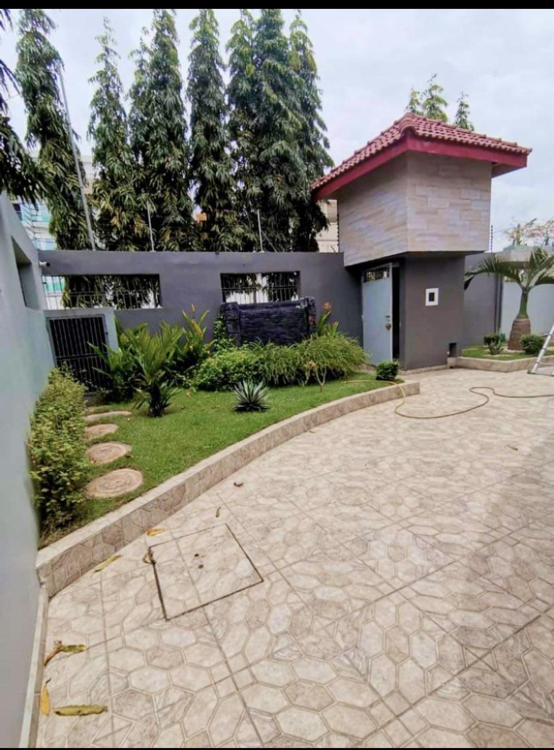 Vente d'une Maison / Villa de 8 pièce(s) à 5.500.000.000 FCFA : Abidjan-Cocody-Angré (Angre )